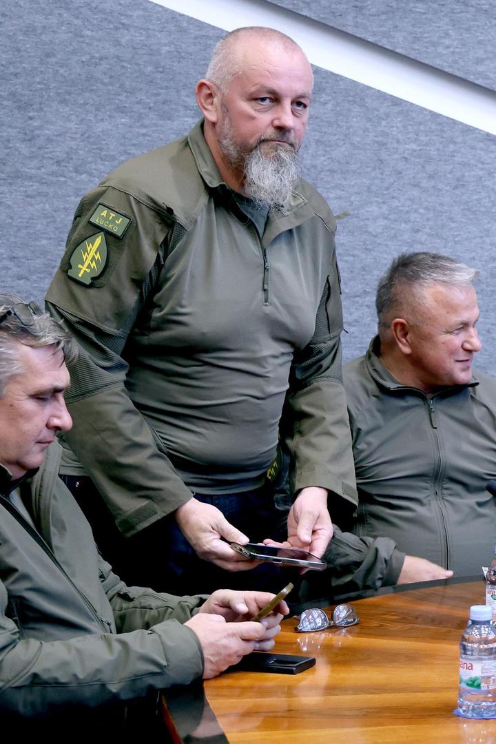 Podsjetimo, tada su mediji objavili kako je kao adresu prebivališta prijavio drvenu baraku u Samoboru, na lokaciji Gradna 85/G. Vlada je zbog toga u dva dana angažirala neovisne pravne stručnjake koji su pregledali dokumentaciju, a ubrzo nakon toga Crnoja je objavio da podnosi ostavku. 

