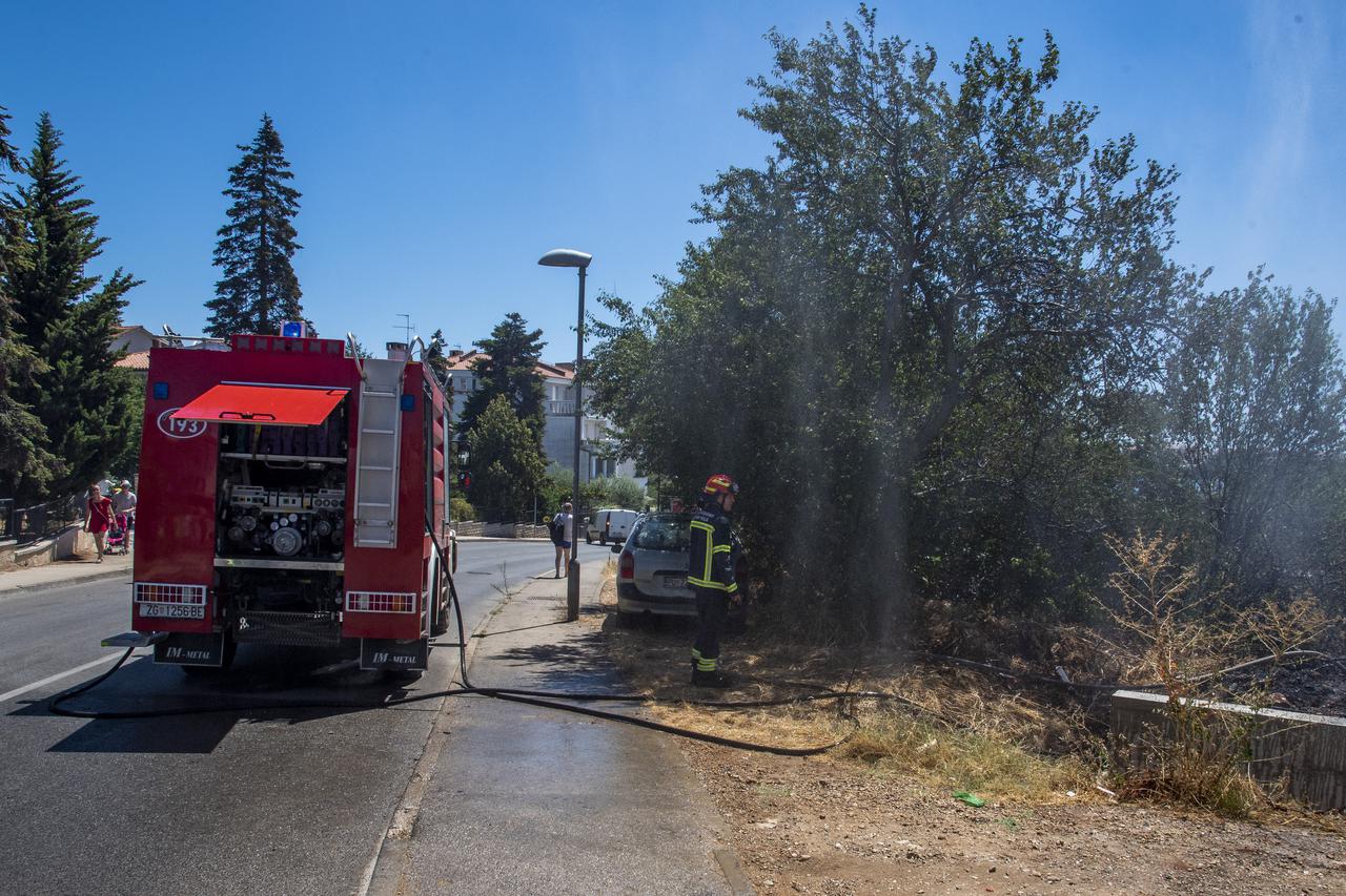Pula: Na Verudi Porat pokraj ceste buknuo je požar, vatrogasci brzo intervenirali