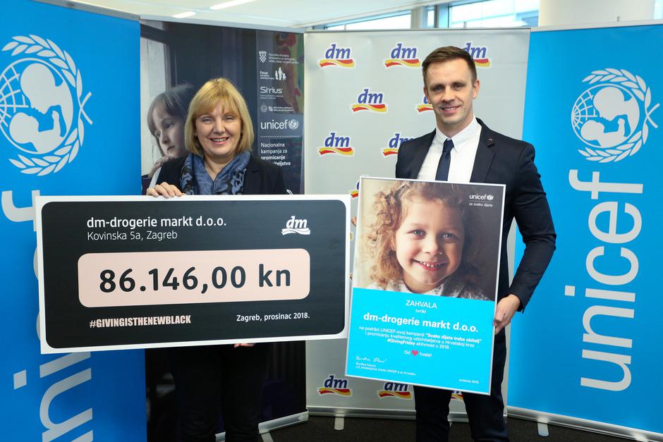 Udomiteljskim obiteljima s najmlađom djecom stiže božićna donacija iz dm-a