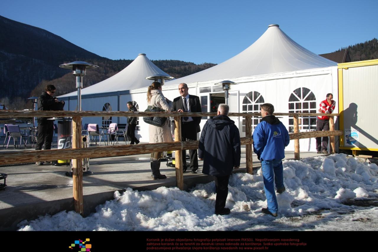 '28.12.2011., Bjelolasica - Nakon sto je Club Adriatic preuzeo vodstvo HOC-a Bjelolasica, u 40 dana postavljen je sator - restoran, uredjena je djecja skijaska staza Tintilic te klizaliste koje ce bit