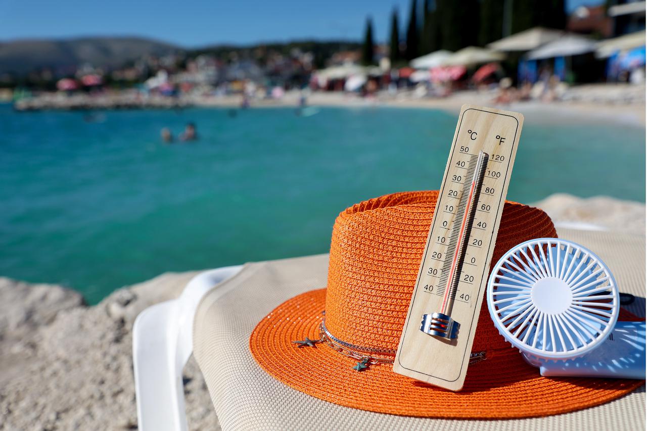 Dubrovnik: Građani i turisti pokušavaju se rashladiti usred velikih vrućina
