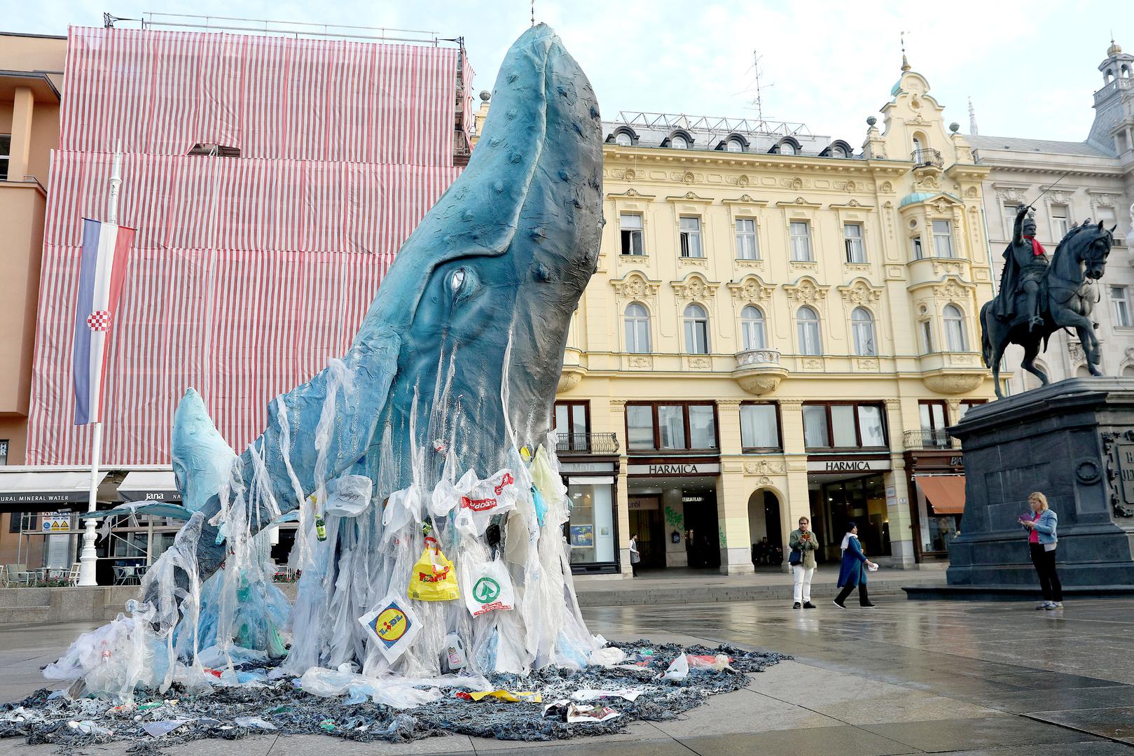 Dvije skulpture od šest odnosno tri metra visine predstavljaju kitove dok izranjaju iz mora prepunog plastičnog otpada.