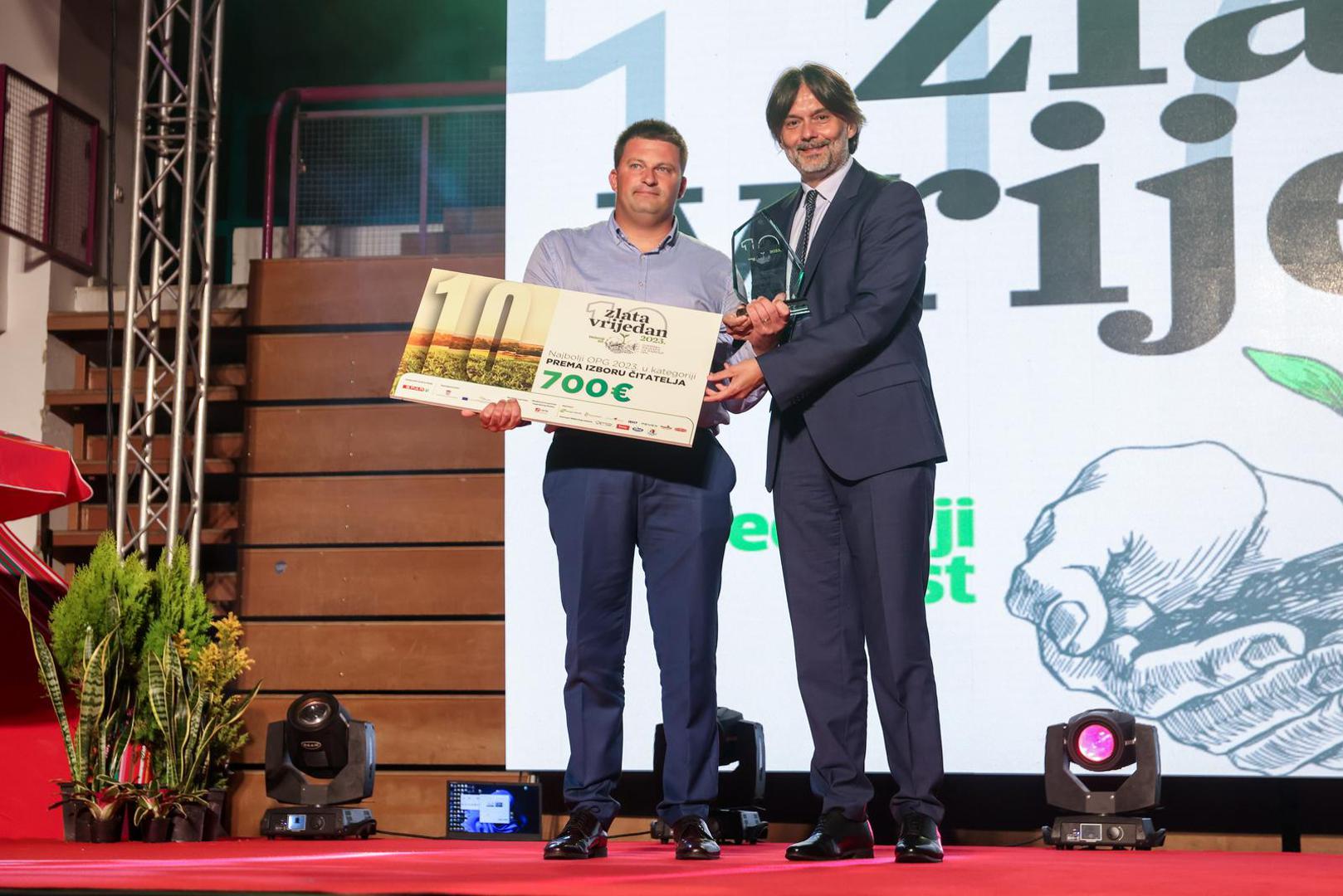 Glavni urednik Večernjeg lista Dražen Klarić uručio je nagradu za favorita čitatelja Večernjeg lista Antonu Škuncu