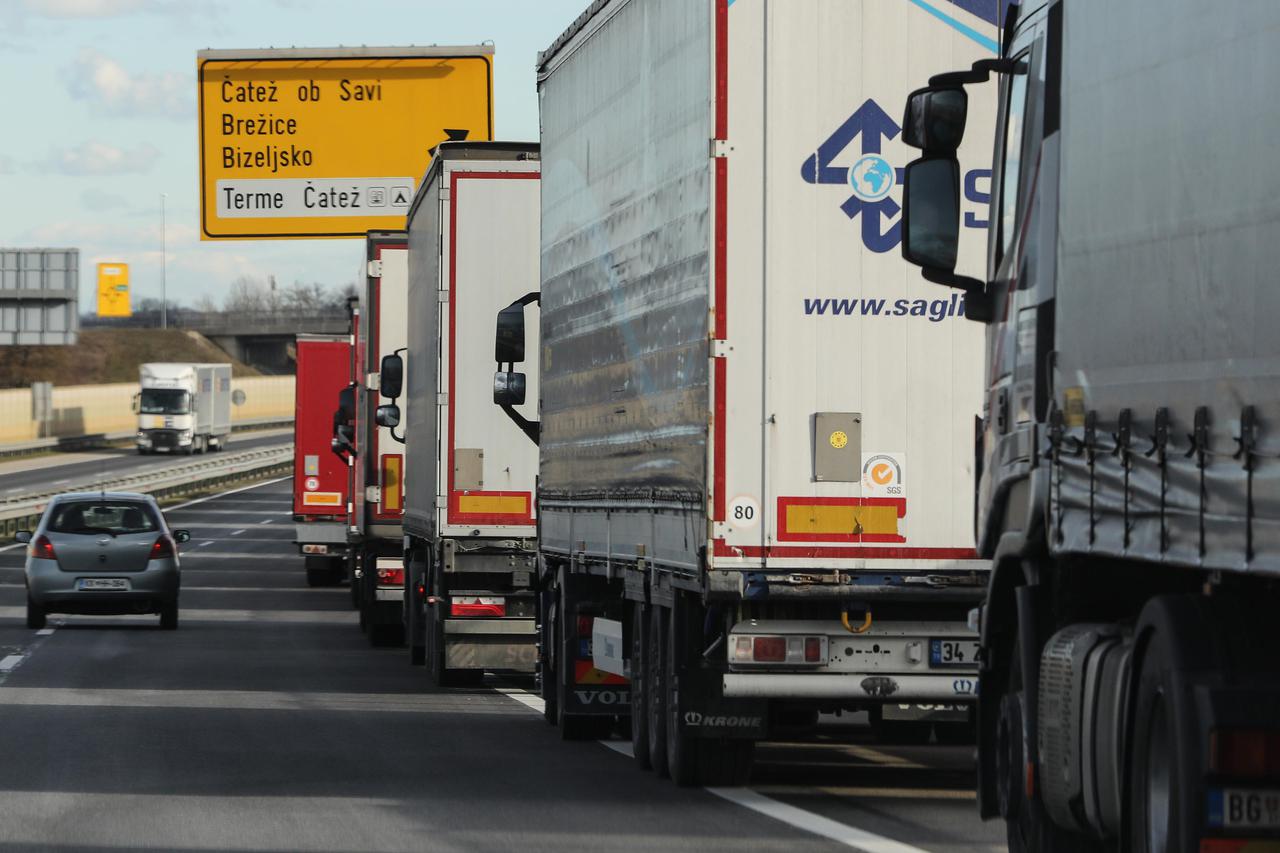 HRVATSKIM PRIJEVOZNICIMA veliki je problem i ograničen tranzit preko Slovenije. Treba liberalizirati tranzit hrvatskih prijevoznika kroz Sloveniju preko još nekoliko bitnih graničnih prijelaza