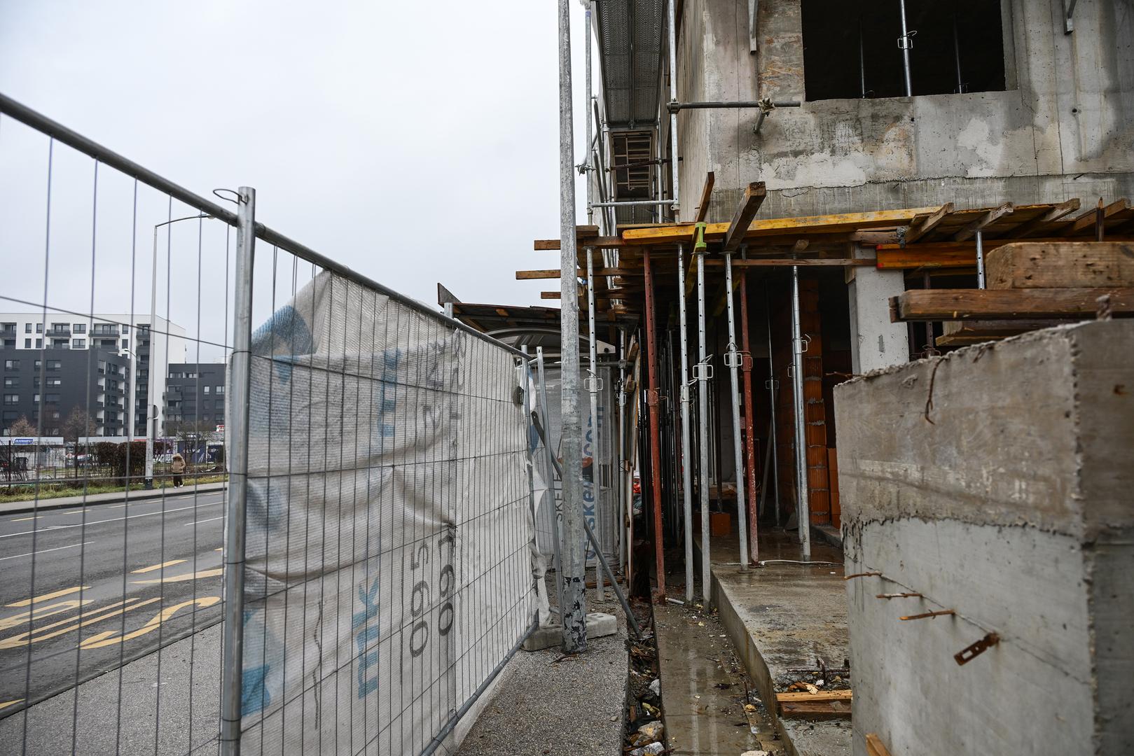 Fotografije koje je snimio reporter Pixsella pokazuju da se objekt toliko približio autobusnoj stanici da ju skele potpuno okružuju.