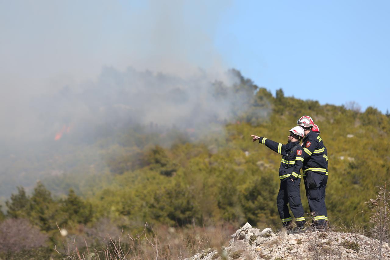 Požar nošen orkanskom burom spušta se prema prvim kućama