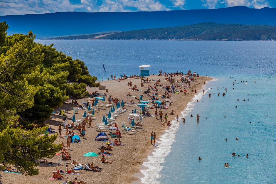 Bol: Zlatni rat prepun je turista na zadnji vikend u kolovozu 