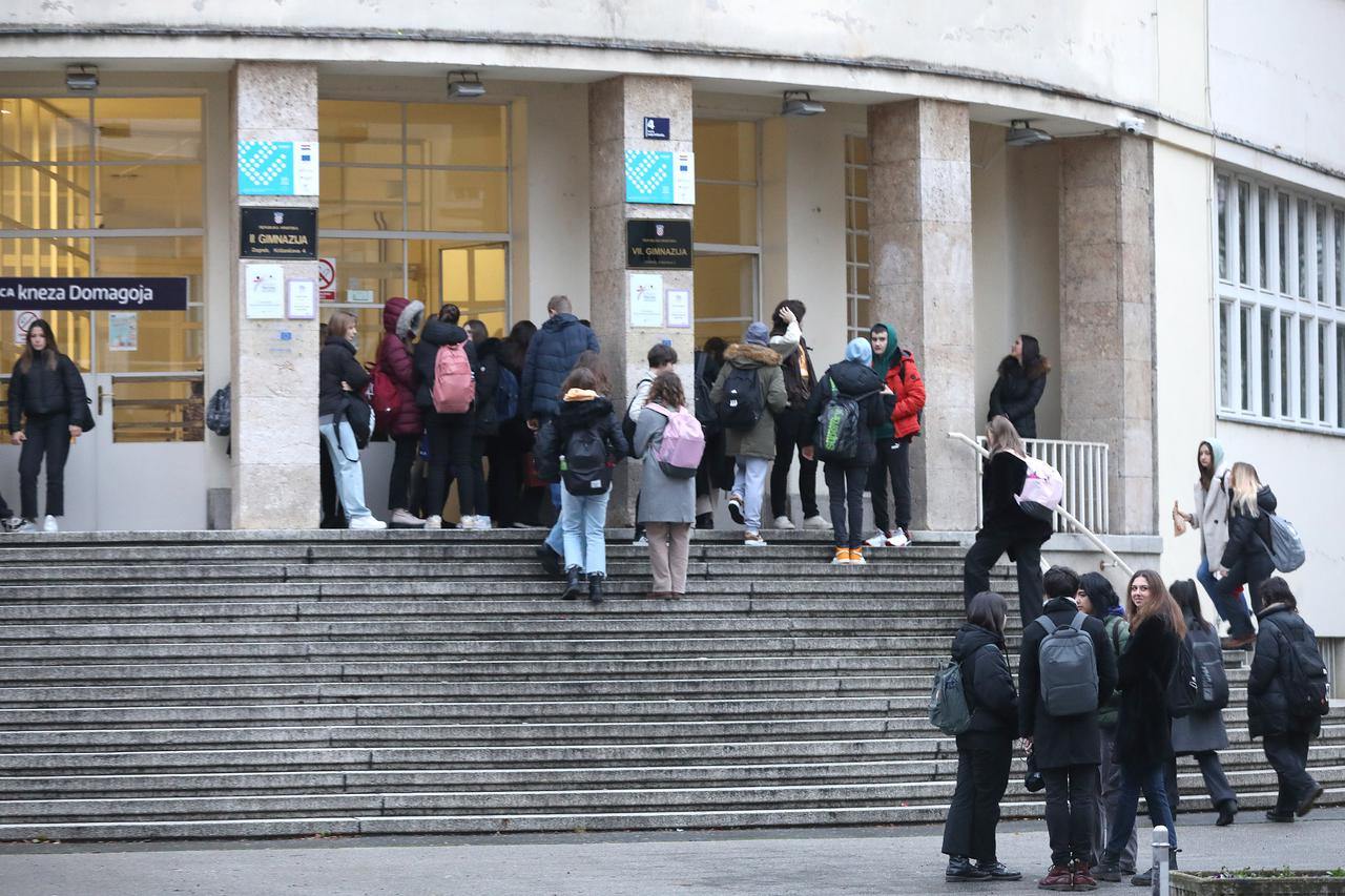 Zagreb: Ucenici ponovno u skolskim klupama