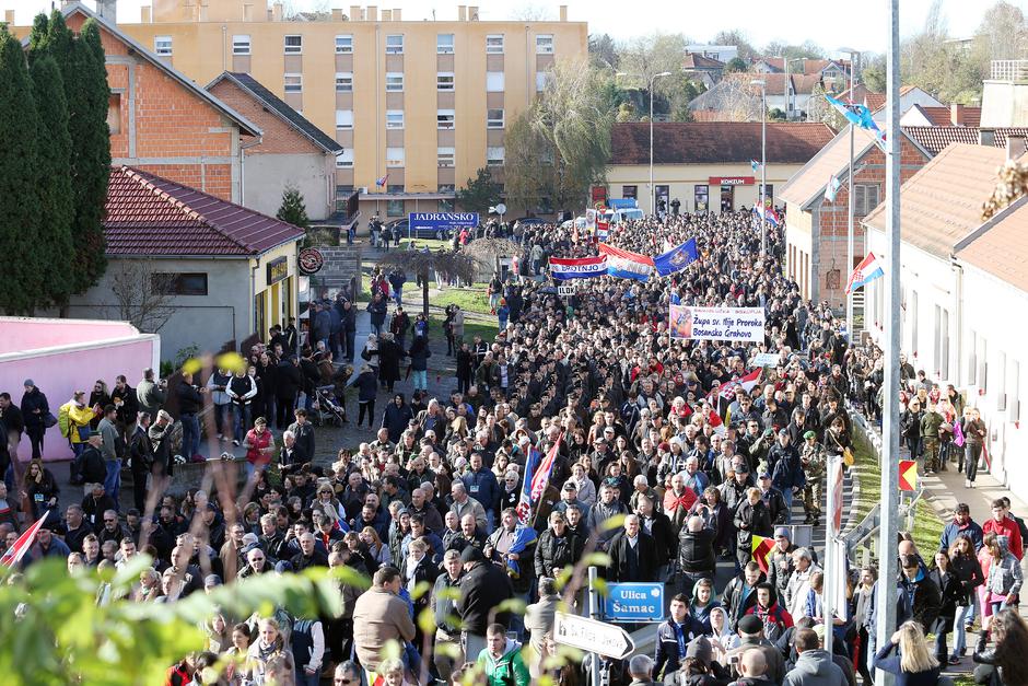 Vukovar: Kolona sje?anja na putu prema Memorijalnom groblju