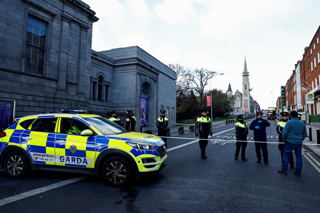 Riots erupt in Dublin after school children stabbed