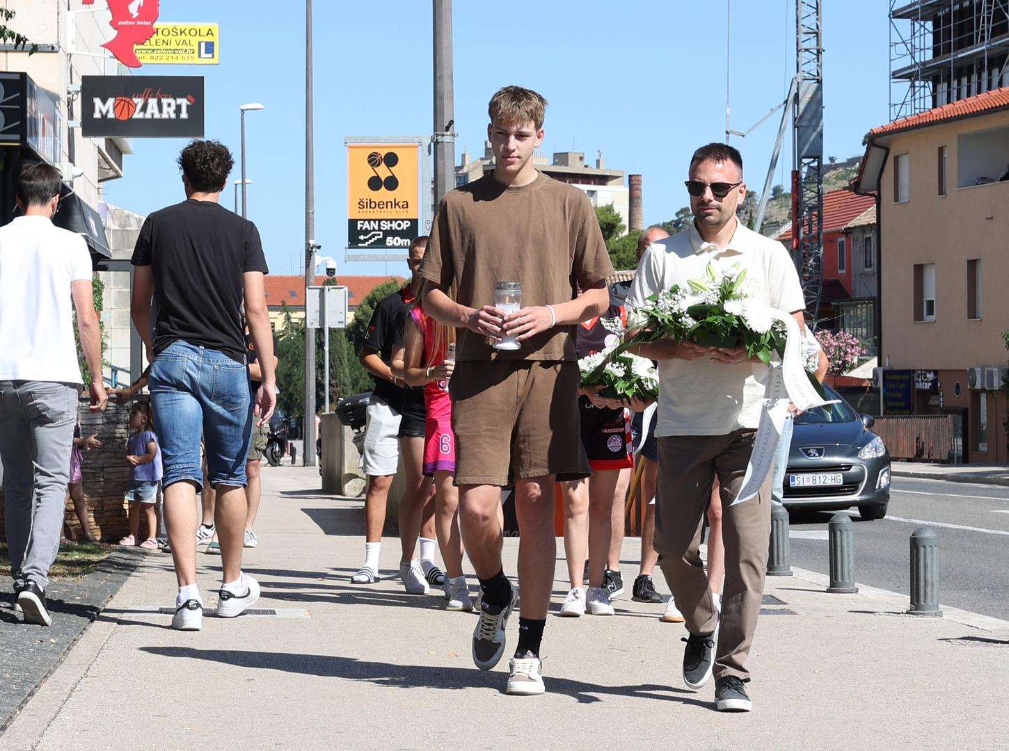 Dražen Petrović ostao je simbol predanosti, rada i pobjedničkog mentaliteta. Njegovo ime nose sportske dvorane, turniri i nagrade, a generacije mladih sportaša i dalje uče iz njegova primjera. Više od tri desetljeća nakon njegove smrti, uspomena na njega ne blijedi. 