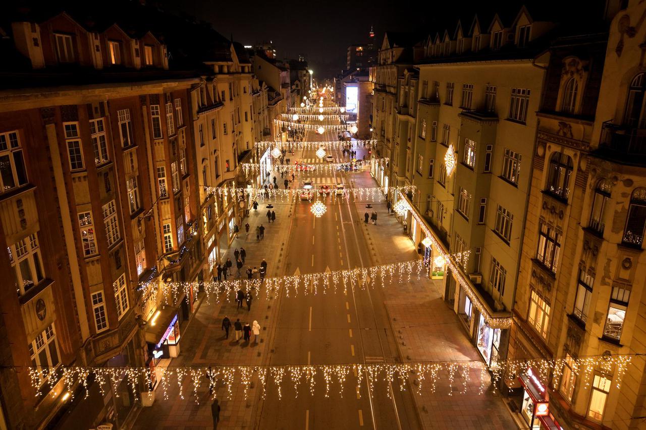 Pogled iz zraka na  novogodišnje ukrase u centru Sarajeva