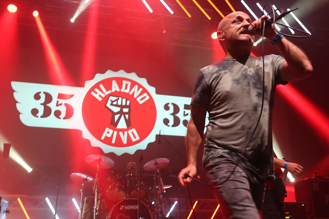 Zagreb: Koncert grupe Hladno pivo u rasprodanom  Domu sportova