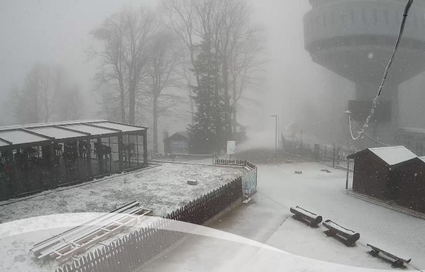 Iako ih nije bilo u zimskim tjednima, Sljeme su jutros zabijelile pahulje snijega. Temperatura zraka na Sljemenu trenutno je -2 stupnja, a danas bi trebala porasti do maksimalno 4°C.
Što se tiče vremenske prognoze, danas će u metropoli biti umjereno do pretežno oblačno, na širem području grada mjestimice malo kiše, na Sljemenu u prvom dijelu dana i susnježice i snijega. Vjetar uglavnom slab. Najviša dnevna temperatura između 9 i 11 °C.