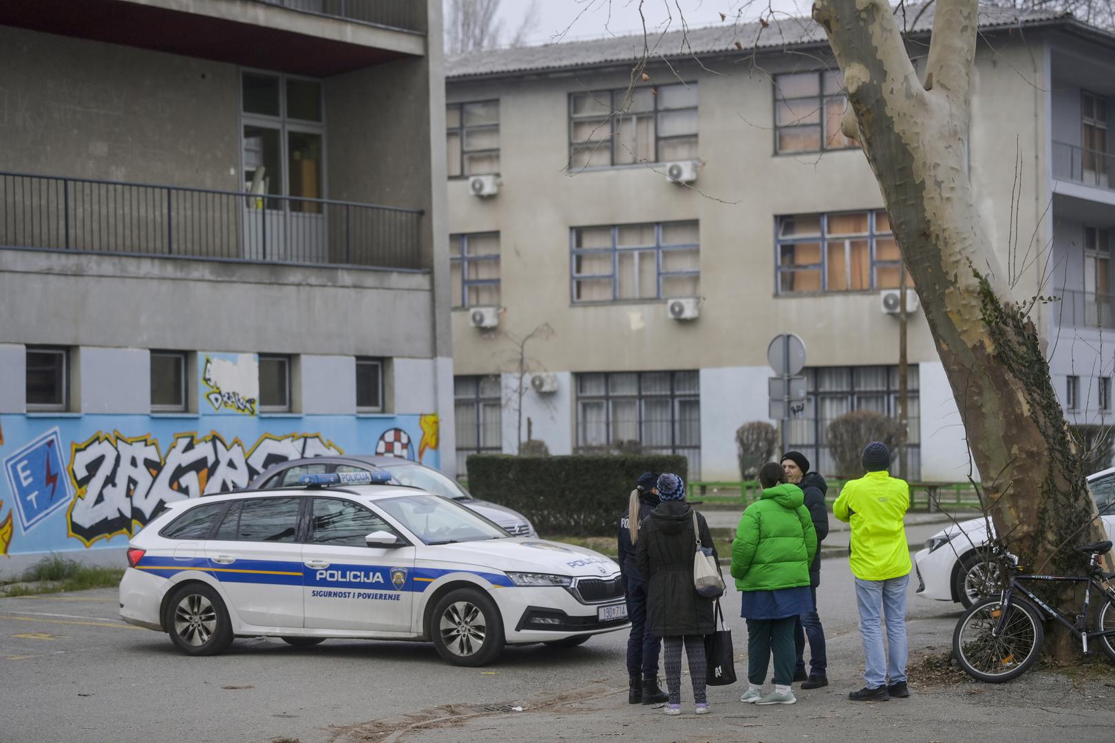 No svima se poručuje kako su učenici sigurni i poduzimaju se sve potrebne mjere. - U kontaktu smo s policijom, čiji pirotehničari već pregledavaju škole. Svi učenici su potpuno sigurni i izvan škola, a sve nadležne službe poduzimaju maksimalne mjere kako bi  što prije osigurale normalizaciju situacije - priopćio je Grad Zagreb.
