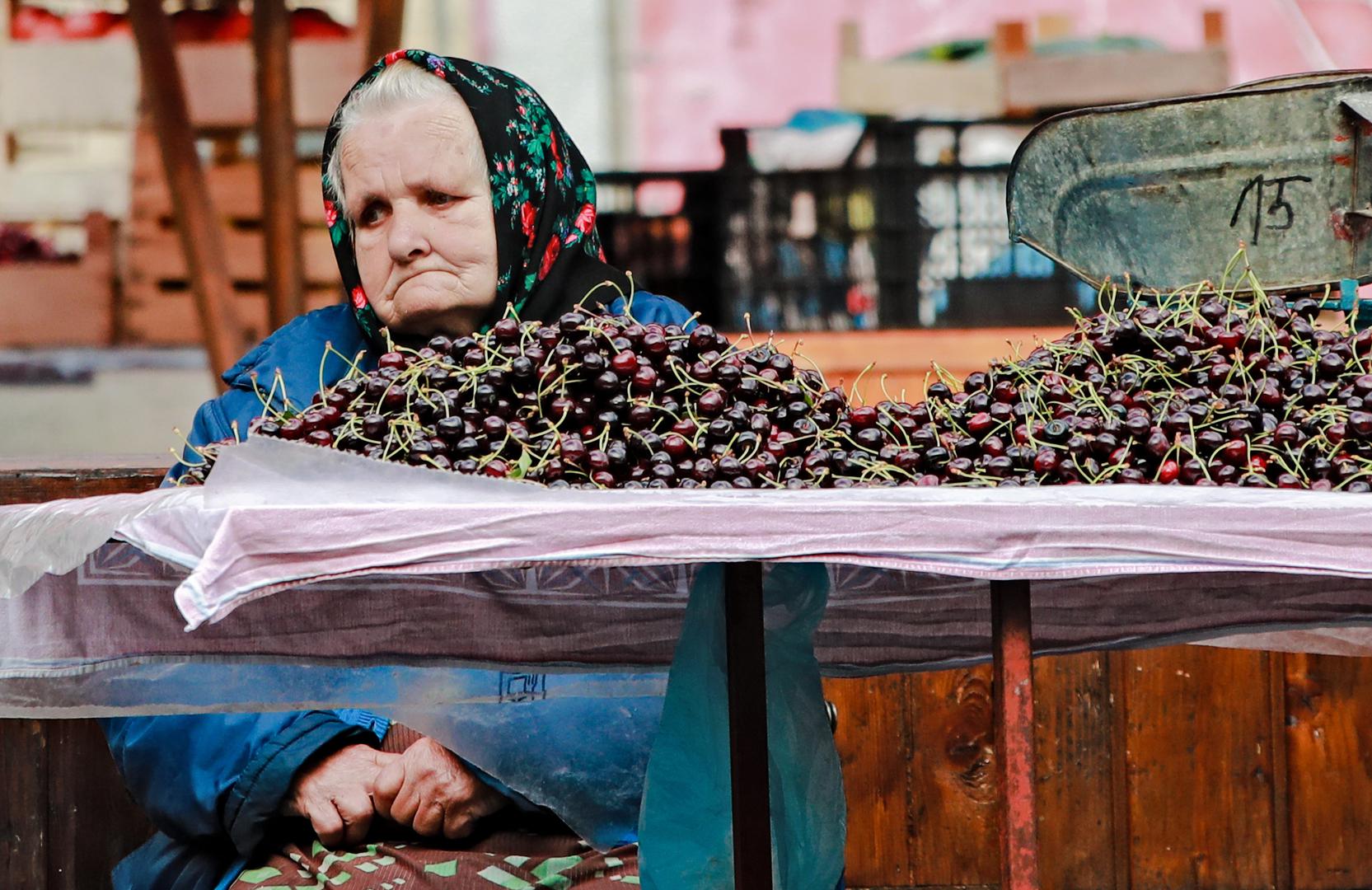 Zamišljeno i tužno lice prodavačice na popularnoj zagrebačkoj tržnici "Britanac"