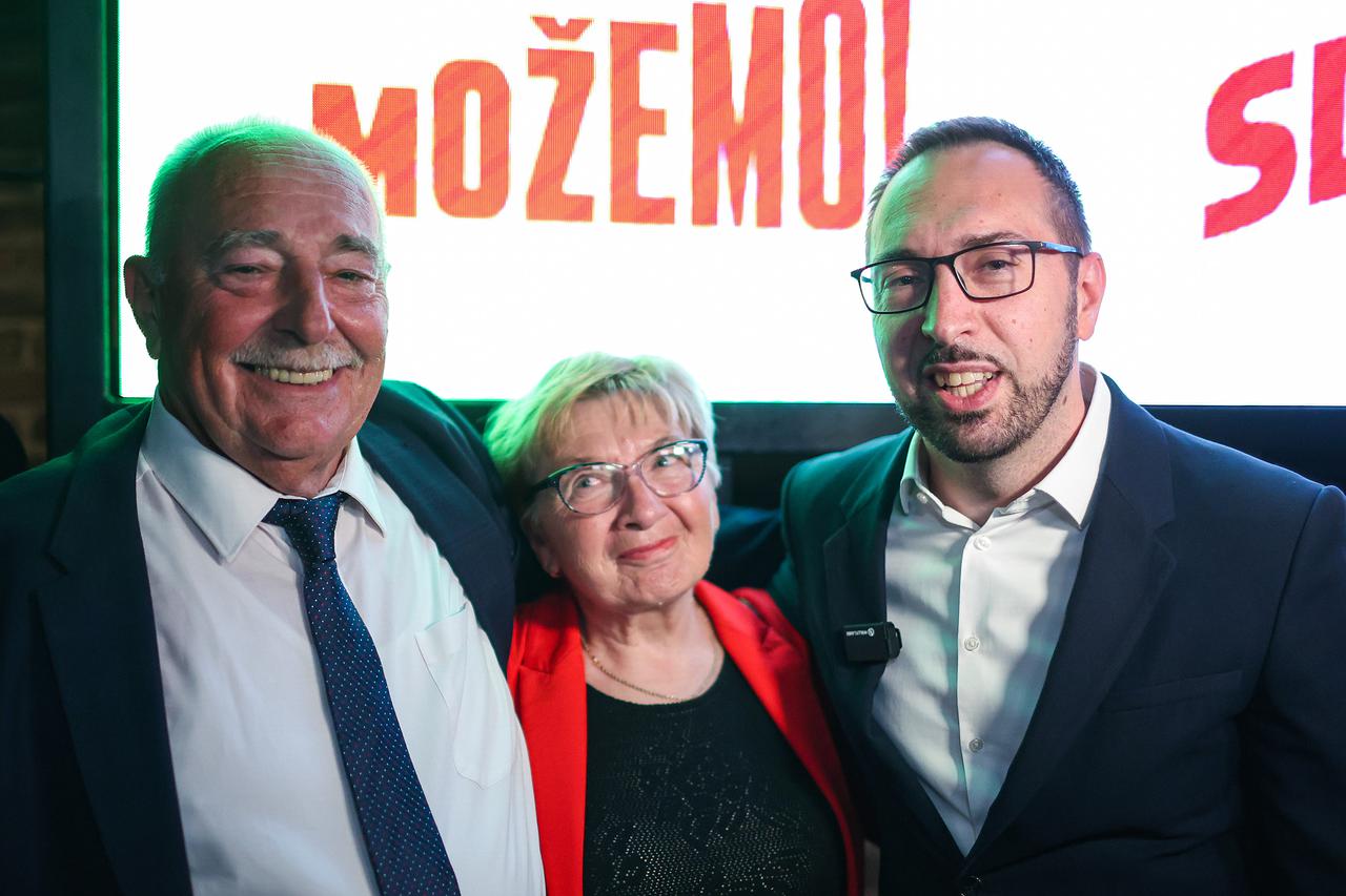 Zagreb: Tomislav Tomašević u zagrljaju roditelja proslavio rezultat izbora