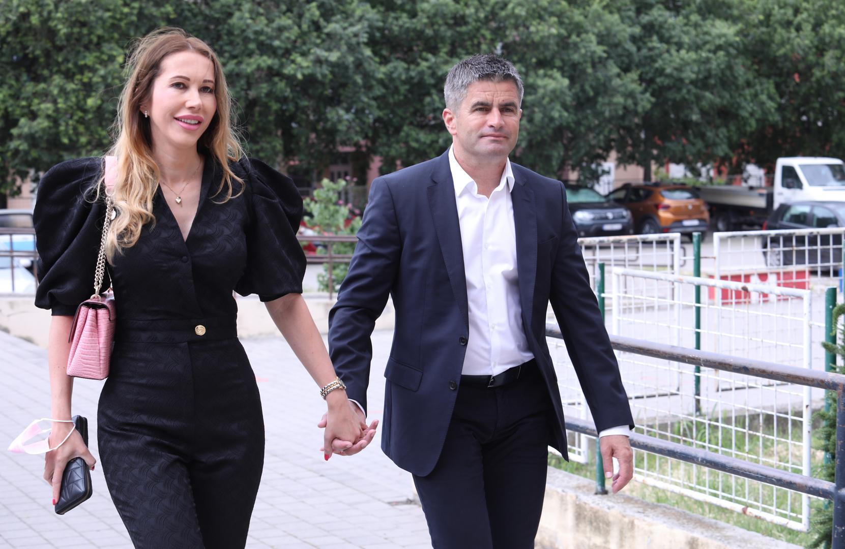30.05.2021., Split - Kandidat za splitskog gradonacelnika Vice Mihanovic na glasovanje je stigao u drustvu supruge Anite
Photo: Ivo Cagalj/PIXSELL