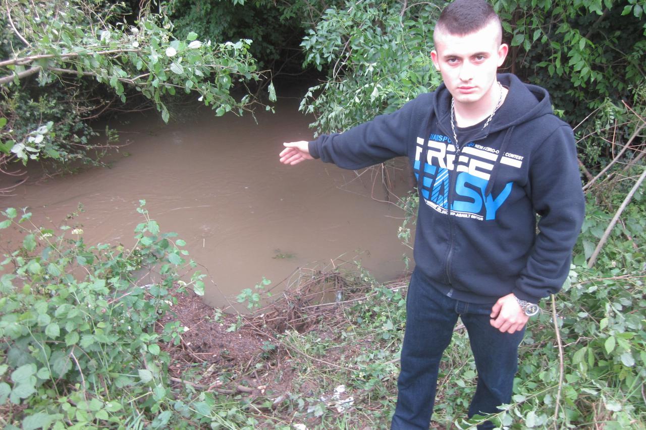 Mladić skočio u potok i spasio vozača od utapanja