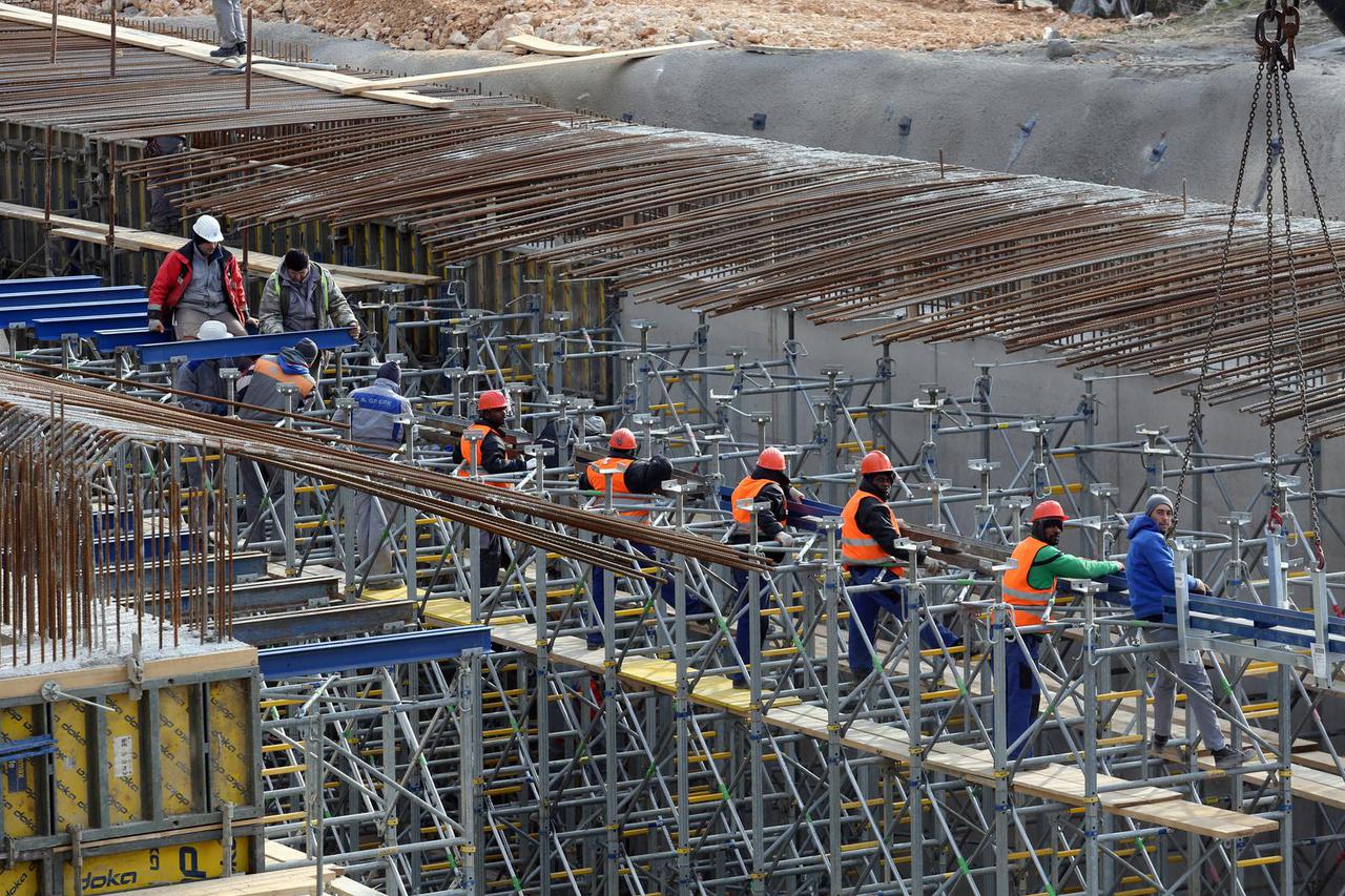 Niske su plaće, imamo komplicirane propise, stranac mora čekati najmanje deset tjedana da dozna hoće li dobiti radnu dozvolu...