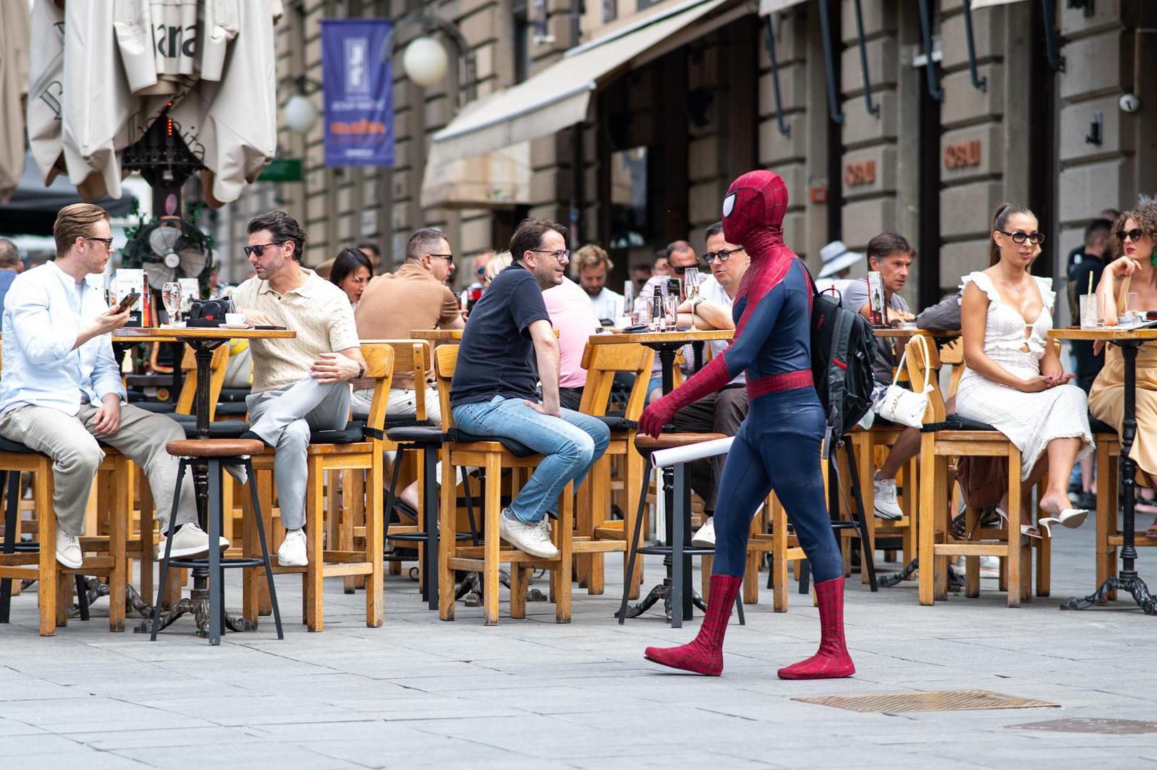 Među uobičajenim prizorima posebnu je pozornost prolaznika privukao muškarac odjeven u kostim Spidermana, koji je prošetao centrom Zagreba i izmamio osmijehe okupljenih. 