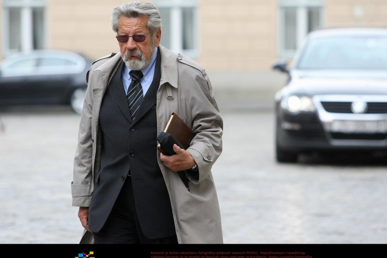\'15.04.2011., Zagreb - Izvanredna sjednica Vlade RH. Zeljko Horvatic,profesor prava dolazi na sjednicu. Photo: Jurica Galoic/PIXSELL\'