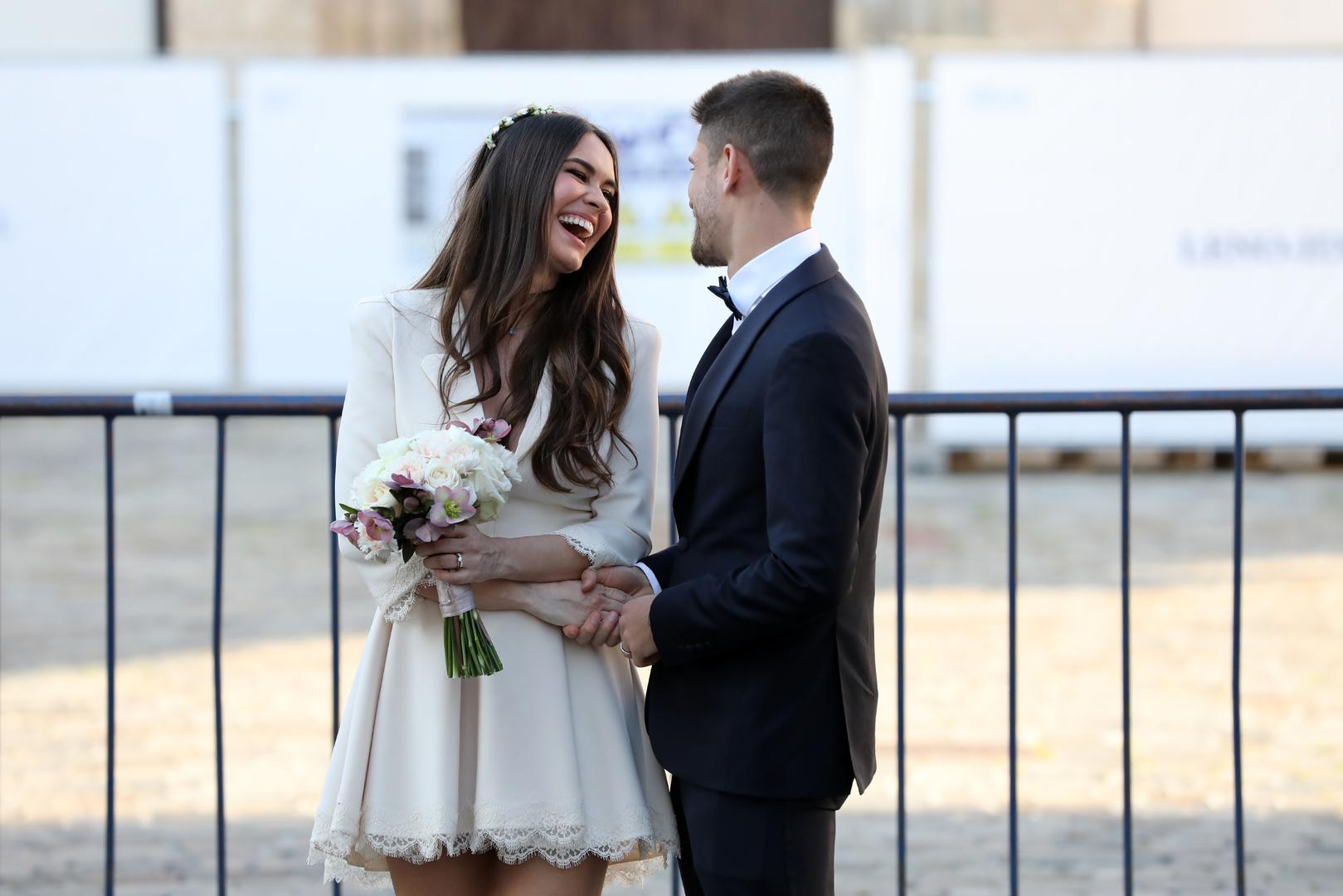 Za crkveno vjenčanje Mia je odabrala bijelo, elegantno odijelo srpskog dizajnera Mihaila Anušića, koji stoji iza modnog brenda Mihano Momosa kojeg obožavaju sve poznate dame u regiji.