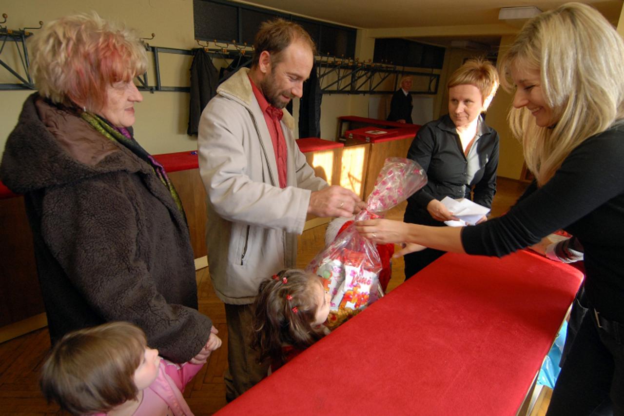 '21.12.2010. Kazaliste, Varazdin, Grad Varazdin podijelio je poklon pakete djeci socijalno ugrozenih obitelji Photo: Marko Jurinec/PIXSELL'