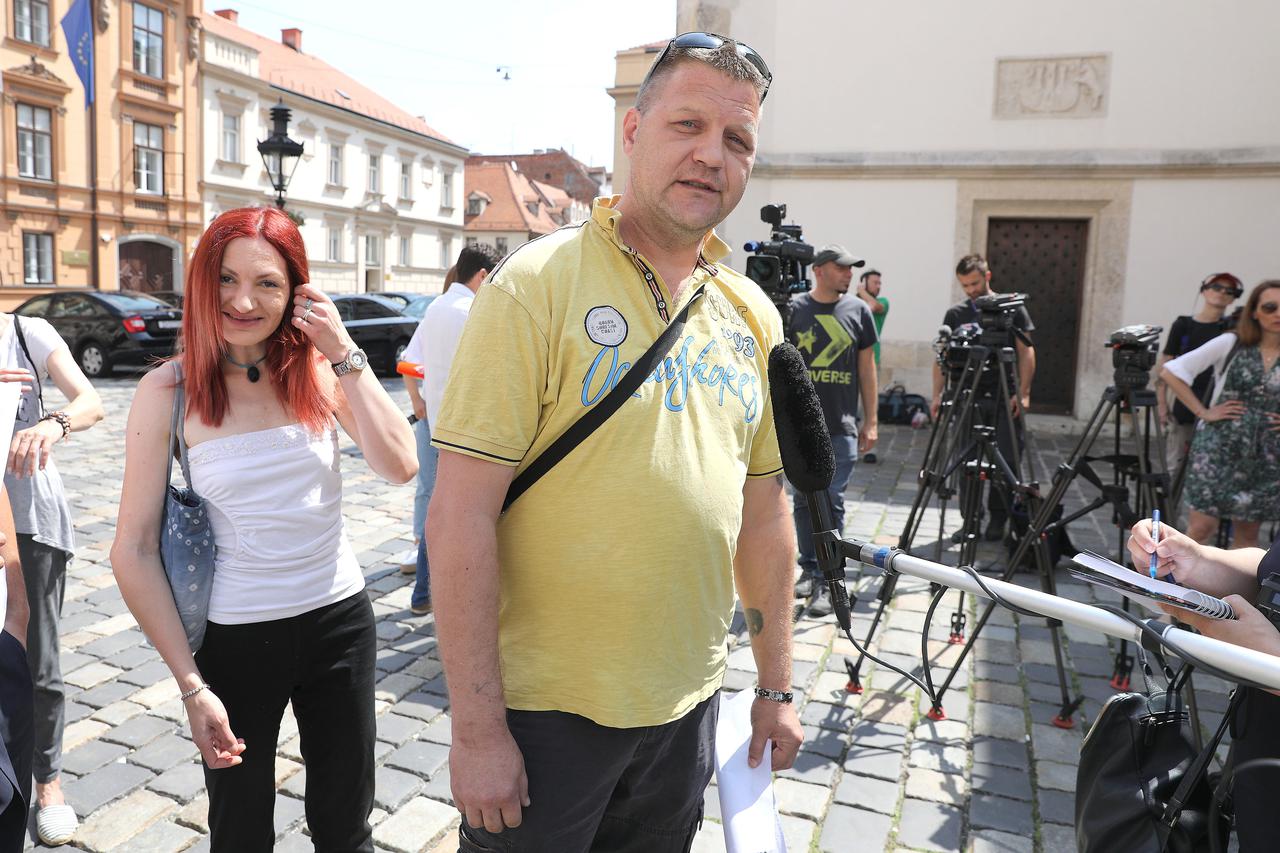 Zagreb: Ogorčeni građani ispred Banskih dvora traže smanjenje cijena goriva
