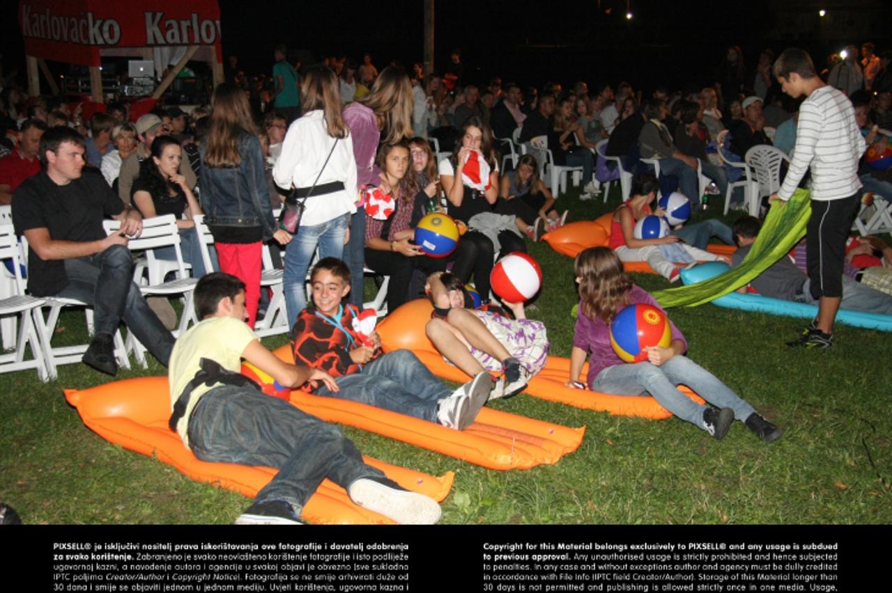 '31.07.2011. Karlovac - Zadnja, treca vecer kinoprojekcija Rijecnog kina na Foginovom kupalistu uz film \'Caca\' redatelja Dalibora Matanica okupila je oko tisucu Karlovcana koji su pod vedrim nebom u