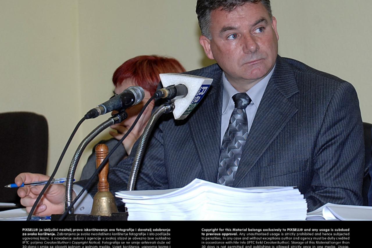 '21.10.2013., Sisak - Prelaskom dvojice vijecnika HSP-a, Zdenka Korena i Mise Ivankovica, nekadasnjih saveznika vladajuce koalicije u sisackom Gradskom vijecu na stranu oporbe, sisacka gradonacelnica 