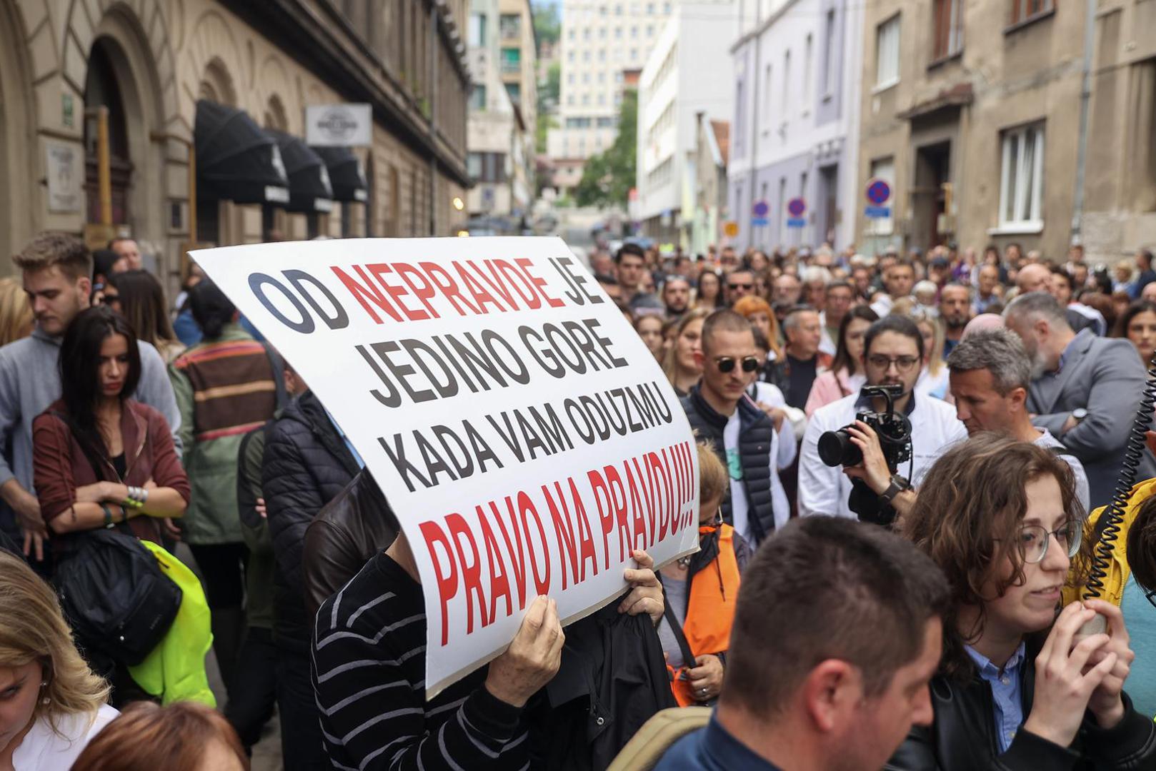28.05.2023., Sarajevo, Bosna i Hercegovina - Nakon sto je u petak navecer u tragicnoj saobracajnoj nesreci ubijena mlada doktorica Azra Spahic, gradjani Sarajeva su odlucili odati joj pocast prosvjednim okupljanjem na mjestu nesrece. Photo: Armin Durgut/PIXSELL