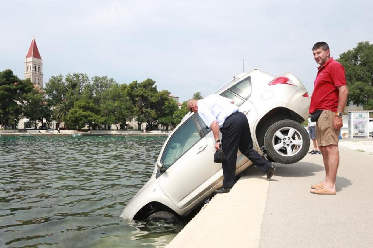 Automobil završio u moru