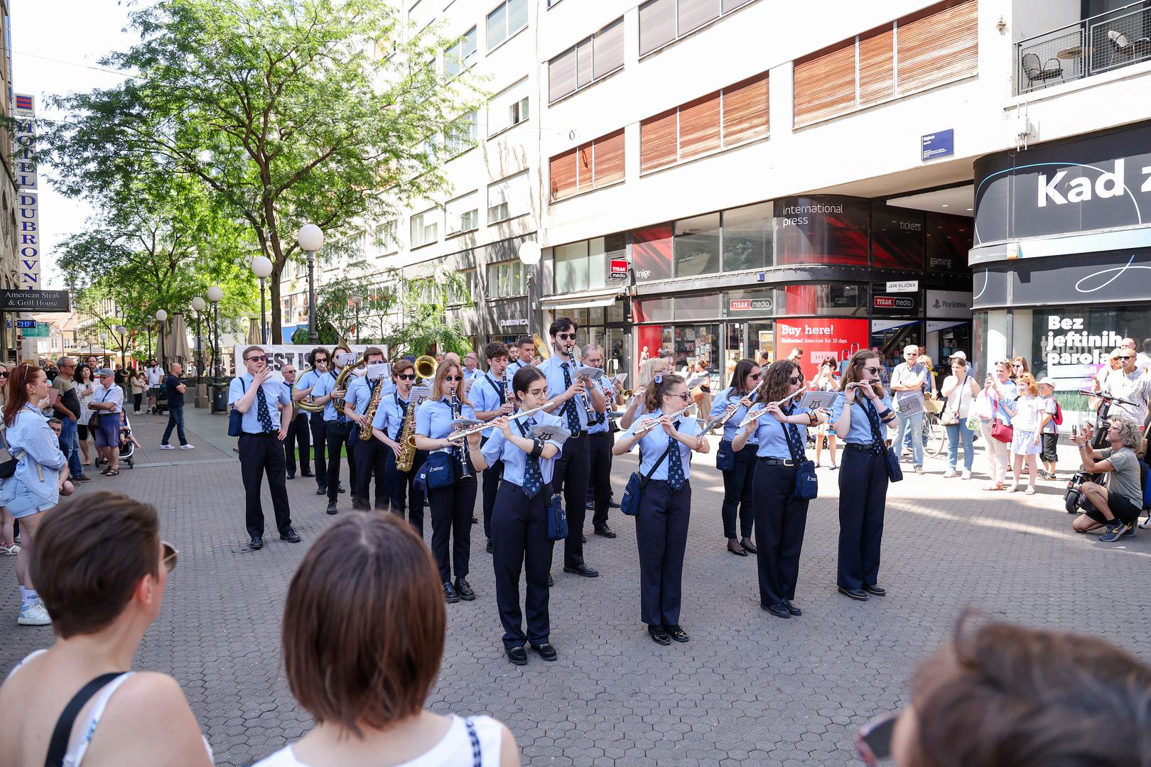 Građane i posjetitelje metropole očekuje kulturno-zabavni program, a večeras će se održati misa i procesija s kipom nebeske zaštitnice Zagreba, Majke Božje od Kamenitih vrata. 