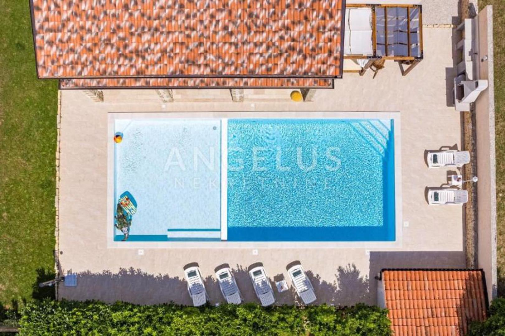 "Posebna atrakcija ove nekretnine je veliki bazen površine 80 m², od čega je 40 m² namijenjeno odraslima, dok je 40 m² posebno prilagođeno djeci s dubinom od samo 40 cm", ističe se u oglasu. 


