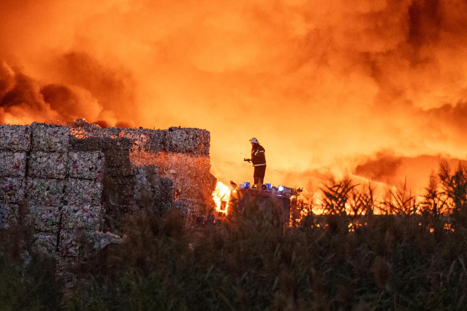 04.10.2022., Osijek - U pogonu osjecke tvrtke "Drava international" kod prigradskog naselja Brijest u srijedu poslije ponoci doslo je do pozara uskladistene plastike na otvorenom prostoru Photo: Borna Jaksic/PIXSELL