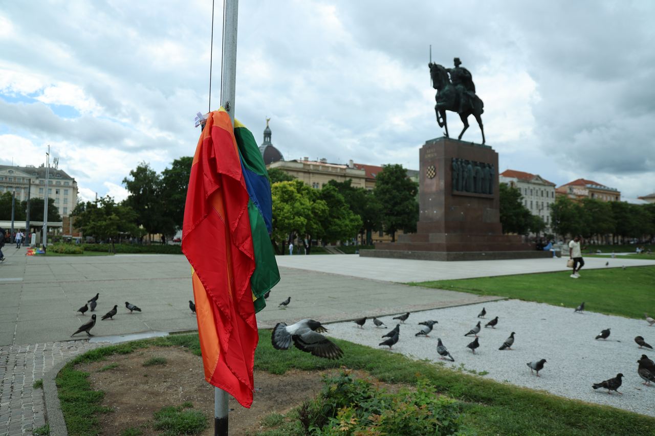 Zagreb: Žena skinula zastave duginih boja s jarbola na Trgu kralja Tomislava