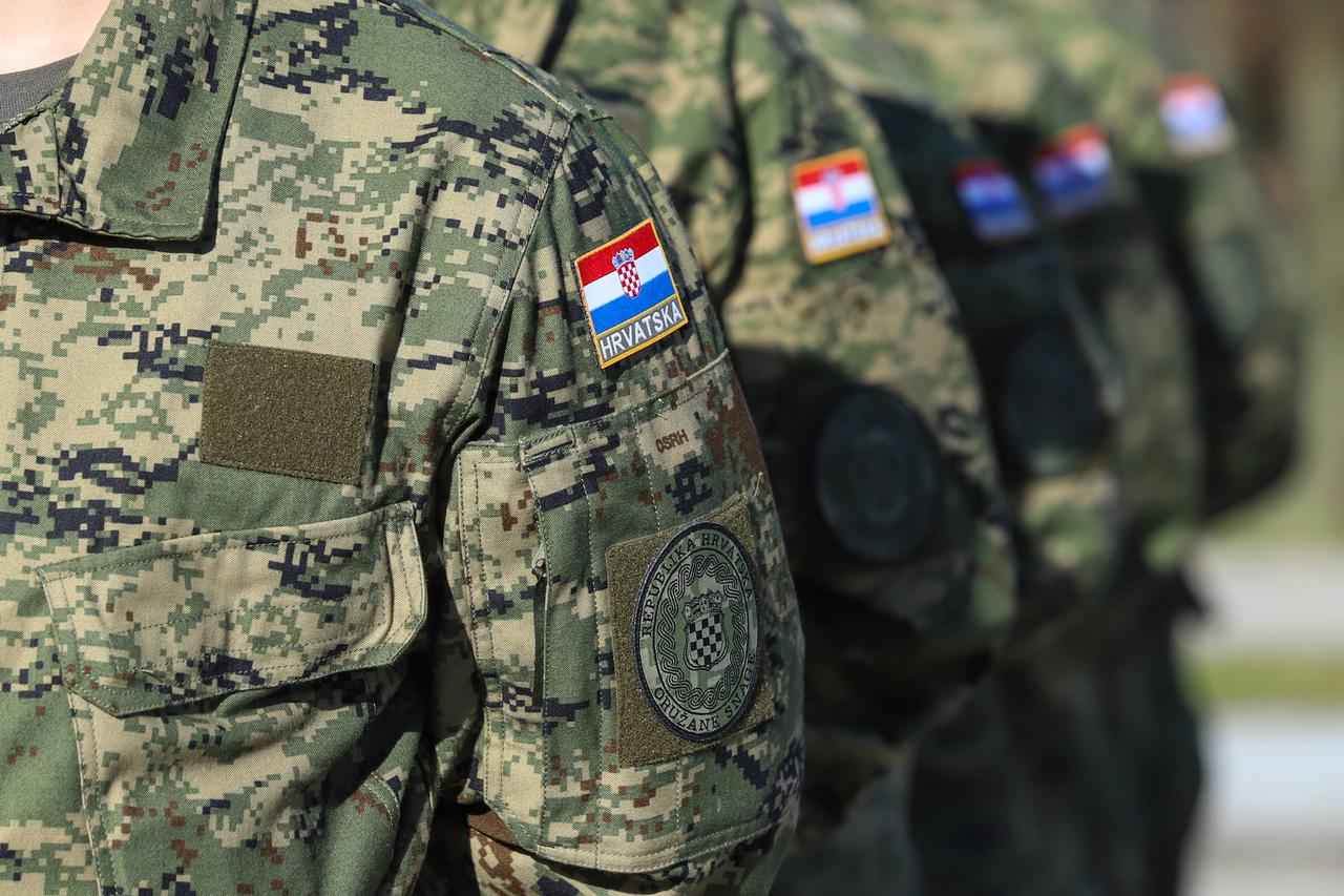Gašinci: Ministar Banožić uručio prve ugovore o djelatnoj vojnoj službi novim pripadnicima HV-a