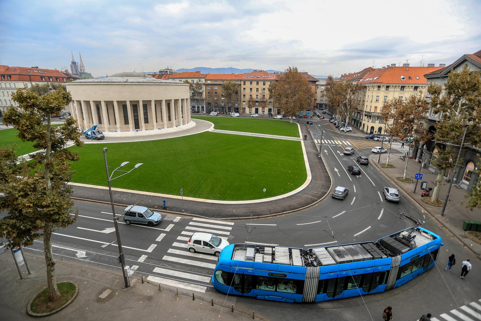 Paviljon Ivana Meštrovića smješten je na jednom od najljepših, najzanimljivijih i najpoznatijih zagrebačkih trgova - na Trgu žrtava fašizma.