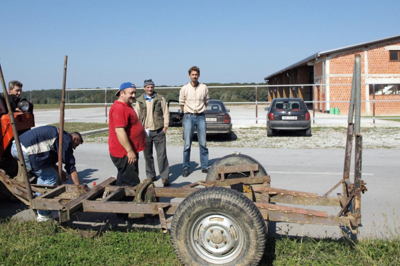 \'Podravina-bilogora, 24.9.2010. Grubisno Polje Kada je trebao provesti ovrhu, T. Rajkovacic je naisao na prazno dvoriste tvrtke Michael Palijan / VLM\'