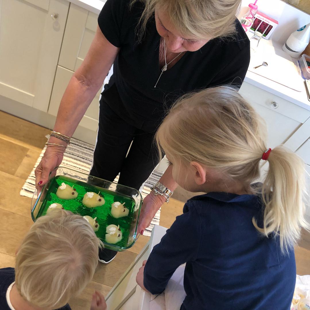 Njen brat Sam je 2013. u "gotovo kraljevskom vjenčanju" oženio svoju suprugu Isabelu, a do sad su dobili troje djece.