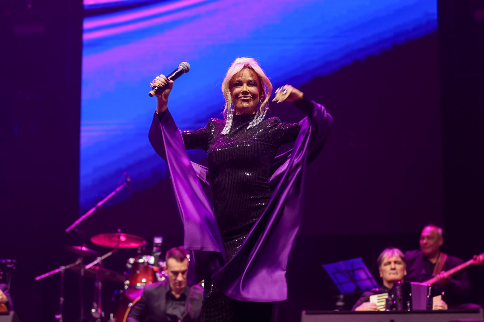 "Dlake powered by Donje Ogorje", piše ispod fotografije na torti.Nakon toga, Maja je pozirala s tortom, a Šime je pored nje skinuo majicu i pokazao svoja prsa. "Kad slavimo, slavimo sa stilom... Rođendanski party od Šime", napisala je ispod niza fotografija. 