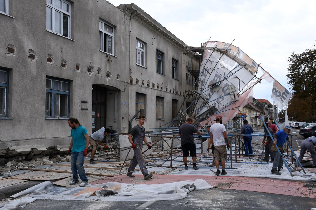 Sisak: Urušio se dio skele u Rimskoj ulici