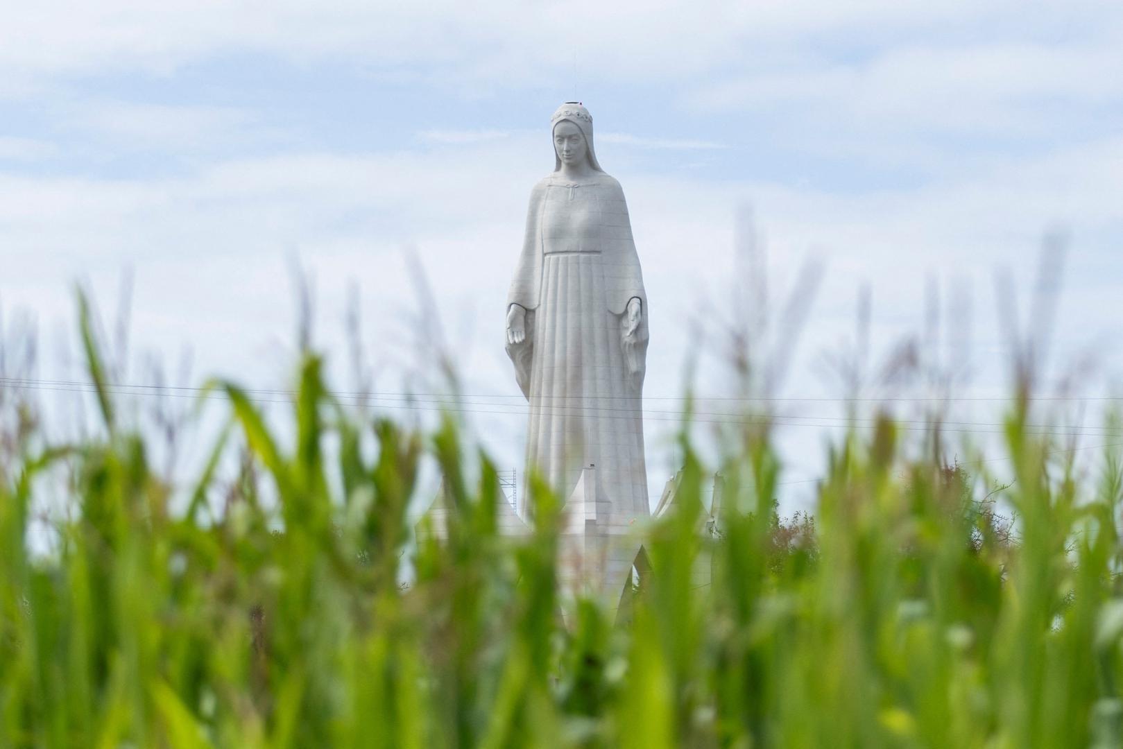 Kip se nalazi u selu Konotopie blizu Toruna, oko 190 kilometara sjeverozapadno od Varšave