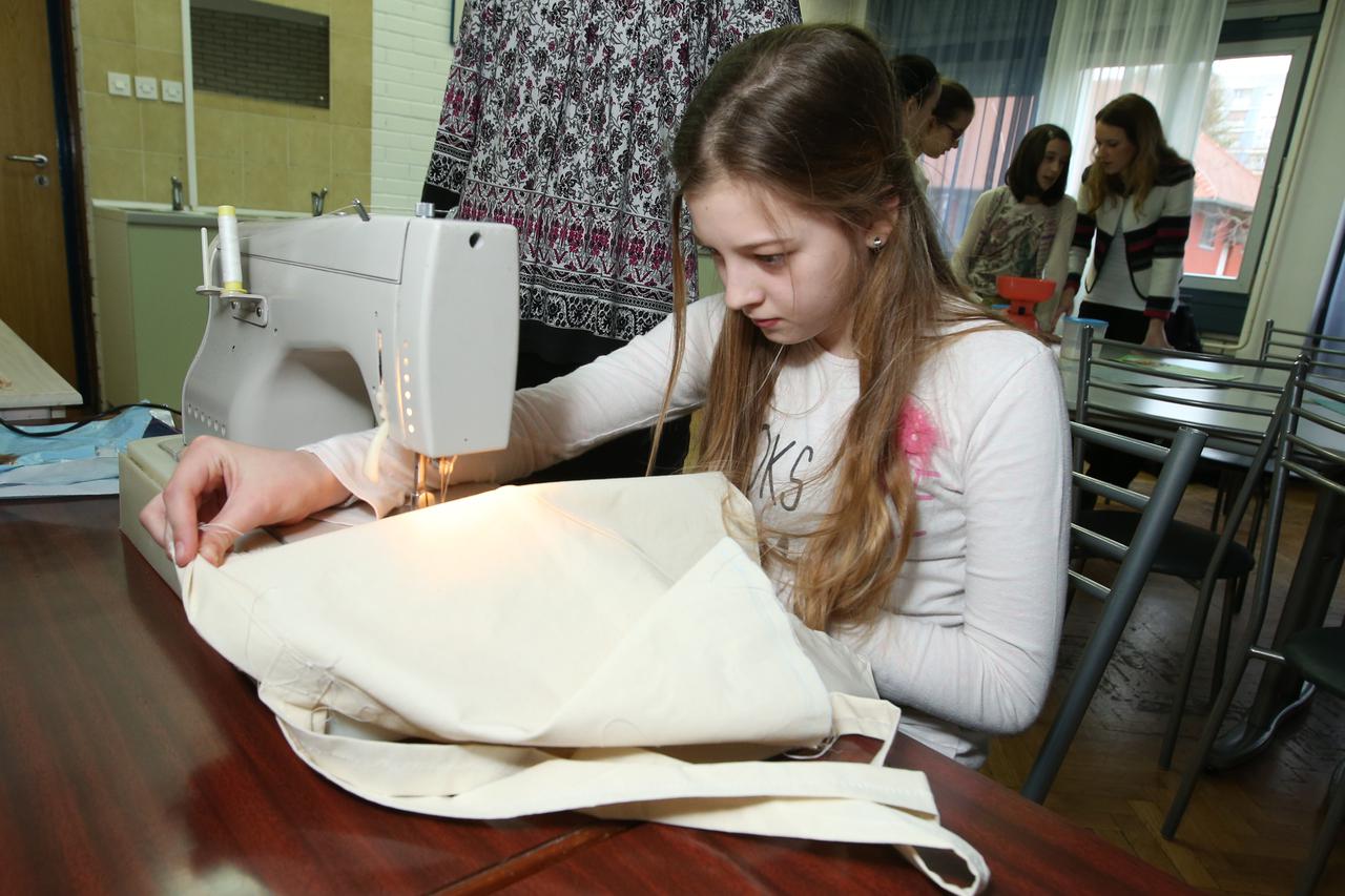 25.02.2015., Zagreb - Ucenici Osnovne skole Matije Gupca na satu domacinstva uce se vjestinama kuhanja, sivanja i izrade rukotvorina. Photo: Robert Anic/PIXSELL
