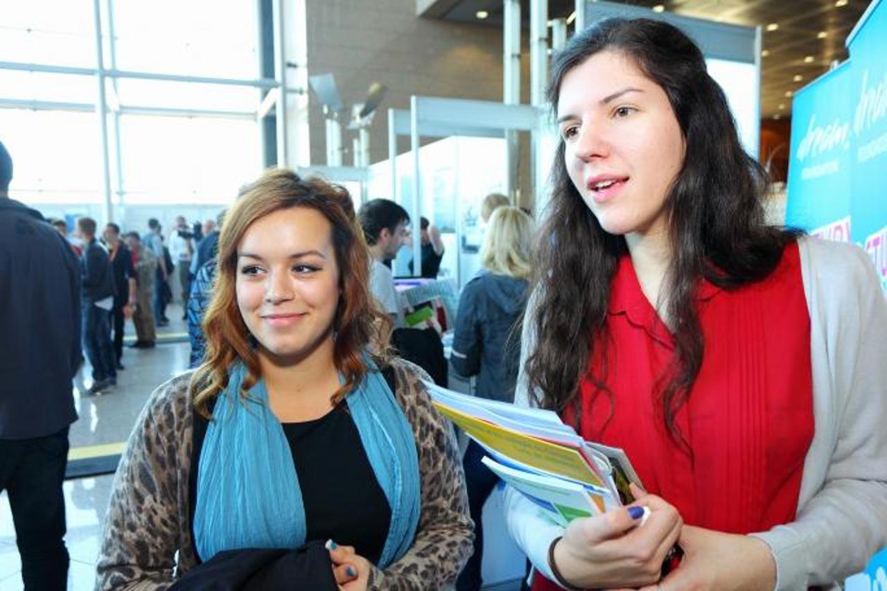 '15.10.2013., Zagreb - U Nacionalnoj i sveucilisnoj knjiznici odrzan je sajam stipendija za studente. Studentice Ivona i Martina.  Photo: Tomislav Miletic/PIXSELL'