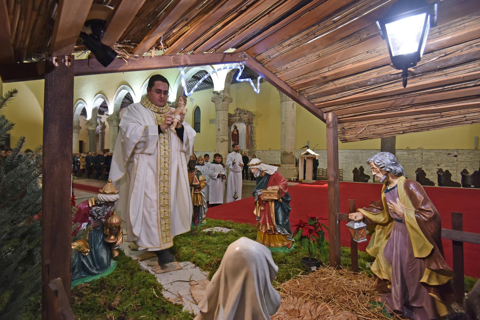 Misu polnoćku u pulskoj katedrali predvodio je katedralni župnik vlč. Rikard Lekaj