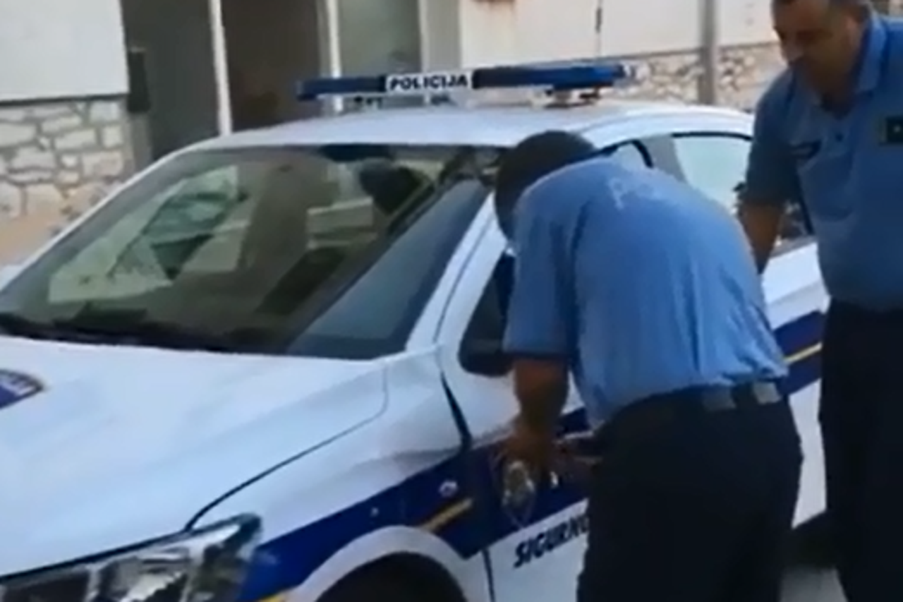 Policajci popravljaju auto