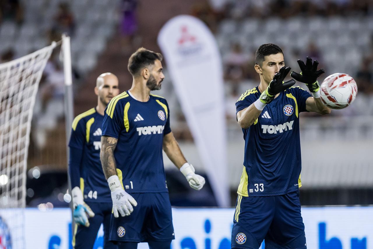 Zagrijavanje nogometaša uoči početka utakmica Hajduka i Rakova u play-offu za ulazak u UEFA Konferencijsku ligu