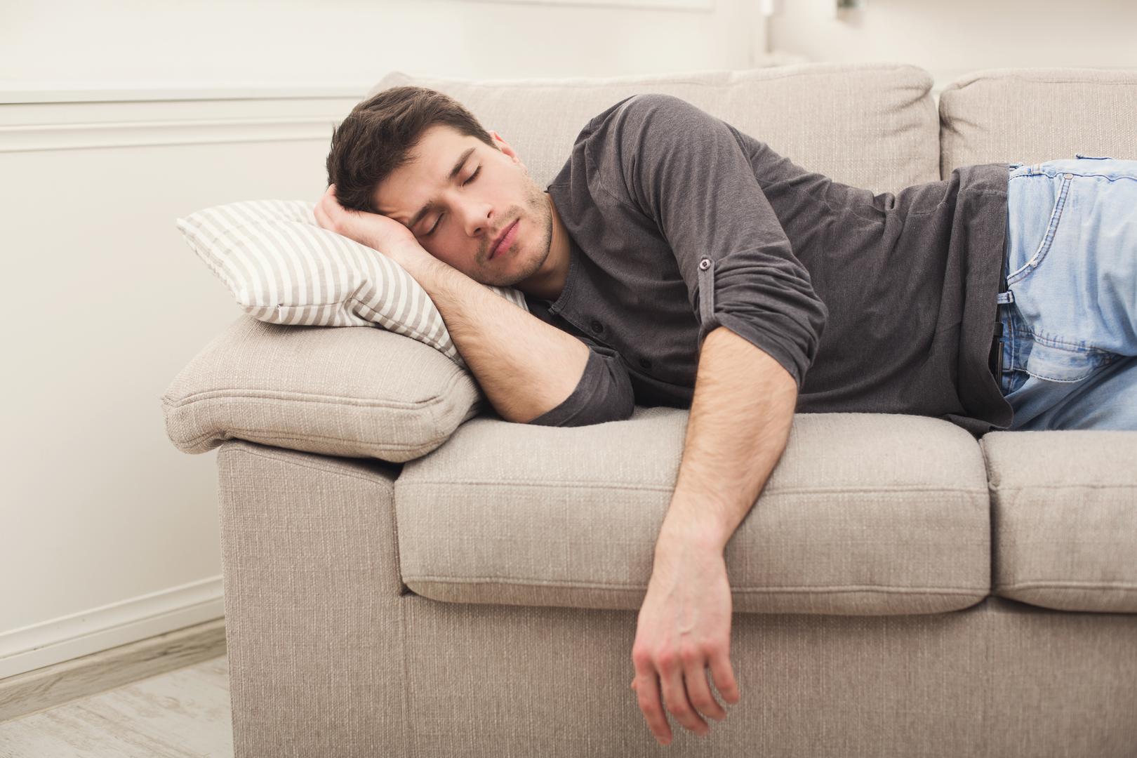 7. Nije važno u koje doba dana spavamo: Redovit raspored spavanja kontrolira biološki sat, a samim time i hormone, tjelesnu temperaturu, prehranu i probavu. Studije o radnicima koji rade u smjenama pokazuju da su izloženiji bolestima srca, čirevima, depresiji, pretilosti kao i većoj stopi nesreća na radnom mjestu.